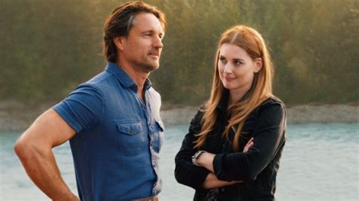 How tall is Alexandra Breckenridge