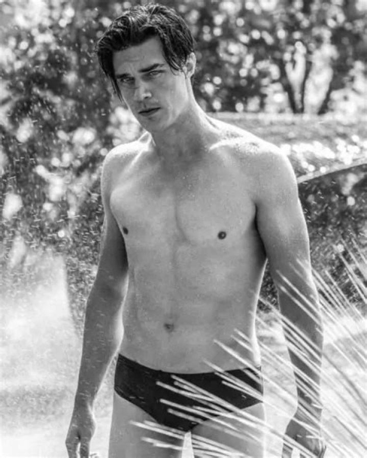How tall is Finn Wittrock