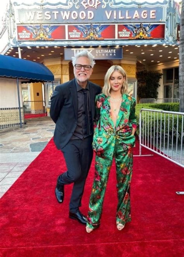 How tall is Jennifer Holland